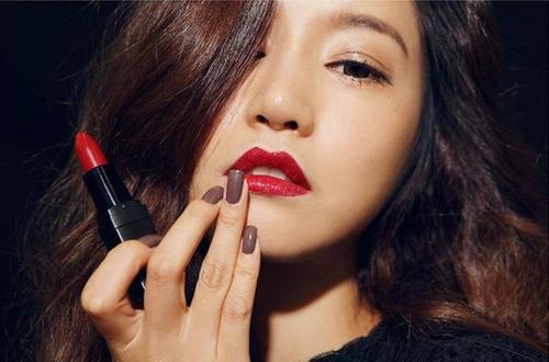 How to Apply Lipsticks to Look Good